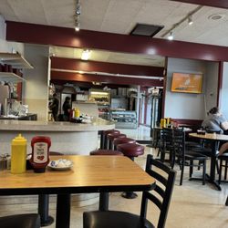 Benji's Deli & Restaurant - Interior