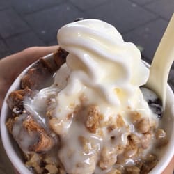 Café Cup - Frozen Yogurt-Special mit weißer Schokisoße, Hafercrunch, Cookies und Oreos