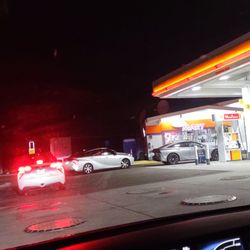 TrueZero - Hydrogen Fuel Station - Line of 8 cars to get fuel at 10 PM
