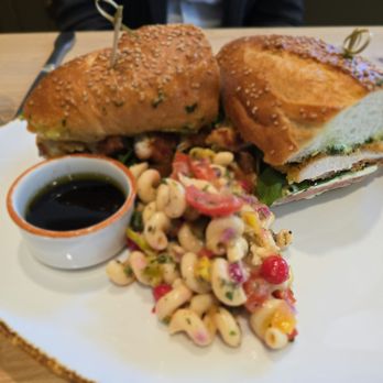 il ponte - Chicken Caprese sandwich - American Near Me - Milwaukee, Wisconsin il ponte - Chicken Caprese sandwich - American Near Me - Milwaukee, Wisconsin