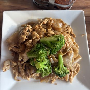 Thunwa Thai Cuisine - Pad See Eew - Thai Near Me - Front Royal, Virginia Thunwa Thai Cuisine - Pad See Eew - Thai Near Me - Front Royal, Virginia