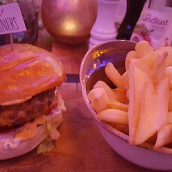 Wessinger - Werners Burger mit selbstgebacken Brioche Brötchen, 180 Gramm Rinderfleisch, hausgemachte BBQ Sauce und Pommes frites! Super lecker!