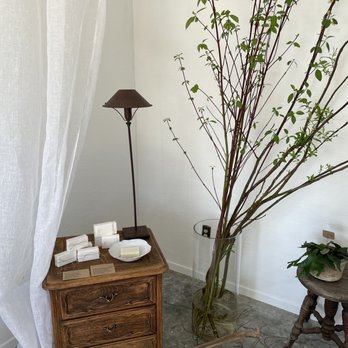 à la maison by MAnYU Flowers - Florists Near Me - Honolulu, Hawaii