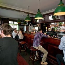 Royal Albert Hotel - Everyone enjoying a beer