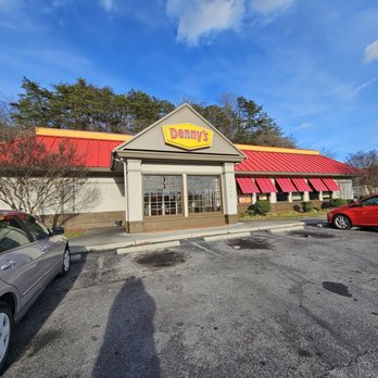 Denny's - The beautiful outside design of the building where Denny's is located on Orange Ave in Roanoke, Virginia. - Breakfast & Brunch Near Me - Roanoke, Virginia