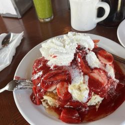 Pancake Republic - Hot cakes de fresa  deliciosos