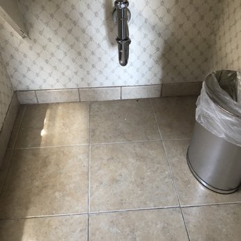 Planters Inn - Debris on floor after cleaning. - Hotels Near Me - Savannah, Georgia
