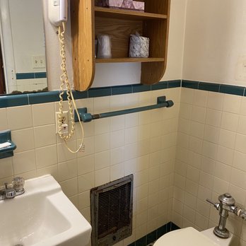 Mel-Dor Motel - Outdated, institutional bathroom with rust and mold. - Hotels Near Me - New Berlinville, Pennsylvania Mel-Dor Motel - Outdated, institutional bathroom with rust and mold. - Hotels Near Me - New Berlinville, Pennsylvania