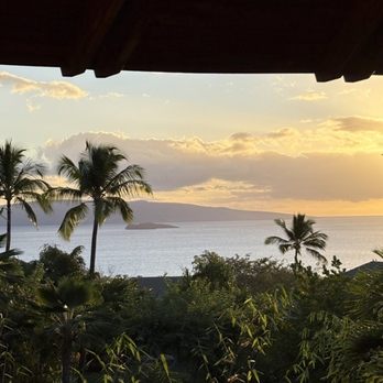 The Birdcage - View , hamburger, yakatori shrimp , lychee drink, birds flying around inside - Lounges Near Me - Wailea, Hawaii