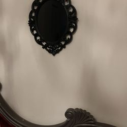 Tarot Psychic Reading Madame Toulouse - Scrying mirror for divination by Madame Toulouse psychic.