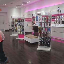 Clean and spacious. My new go-to T-Mobile location