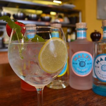 Brusketta - Gin Malfy Tonic San Pellegrino - Italian Near Me - Antwerp, VAN Brusketta - Gin Malfy Tonic San Pellegrino - Italian Near Me - Antwerp, VAN