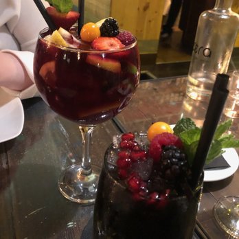 Cera 23 - sangria and blackberry mojito - Spanish Near Me - Barcelona, B
