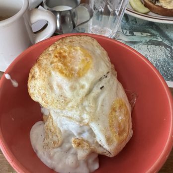 Roslyn Cafe - Biscuits and gravy with egg - American Near Me - Roslyn, Washington Roslyn Cafe - Biscuits and gravy with egg - American Near Me - Roslyn, Washington