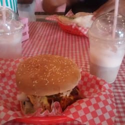 Crispy Haüs Truck - Hamburguesa con wrap al fondo