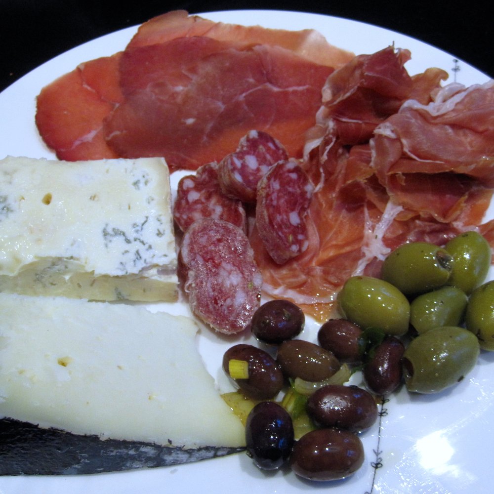 Il Pastaiolo - Assortment of cheeses, meats, and olives - Italian Near Me - Antwerp, VAN Il Pastaiolo - Assortment of cheeses, meats, and olives - Italian Near Me - Antwerp, VAN