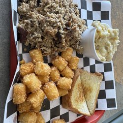 Smokey Moe's BBQ - Pork meal