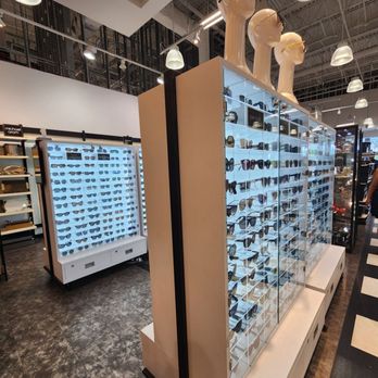 Bloomingdale's Outlet - Outlet Stores Near Me - Miami, Florida