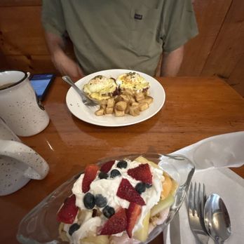 Waves - Corned beef hash Bennie and breakfast banana split - American Near Me - Boothbay Harbor, Maine Waves - Corned beef hash Bennie and breakfast banana split - American Near Me - Boothbay Harbor, Maine