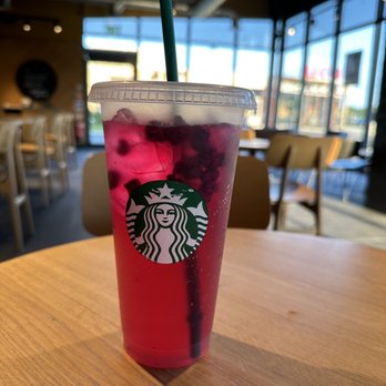 Starbucks - Mango Dragonfruit Refresha (2023) - Coffee & Tea Near Me - Morley, XWY