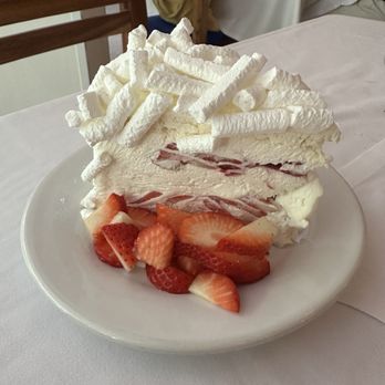 Entremar - Strawberry meringue cake - Mexican Near Me - México, D.F., DIF Entremar - Strawberry meringue cake - Mexican Near Me - México, D.F., DIF