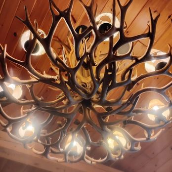 Muddy Moose Restaurant & Pub - Moose antler chandelier - Pubs Near Me - North Conway, New Hampshire