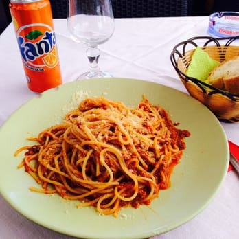 Il Condor - Spagetti Bolognese with Fresh Baked Bread - Italian Near Me - Rome, RM