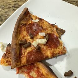 Fratelli's Pizza and Cafe - Pizza was very crunchy.