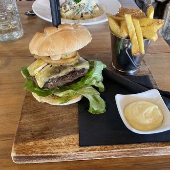 Reflections - Lamb Burger - Cafes Near Me - Lake Tekapo, CAN