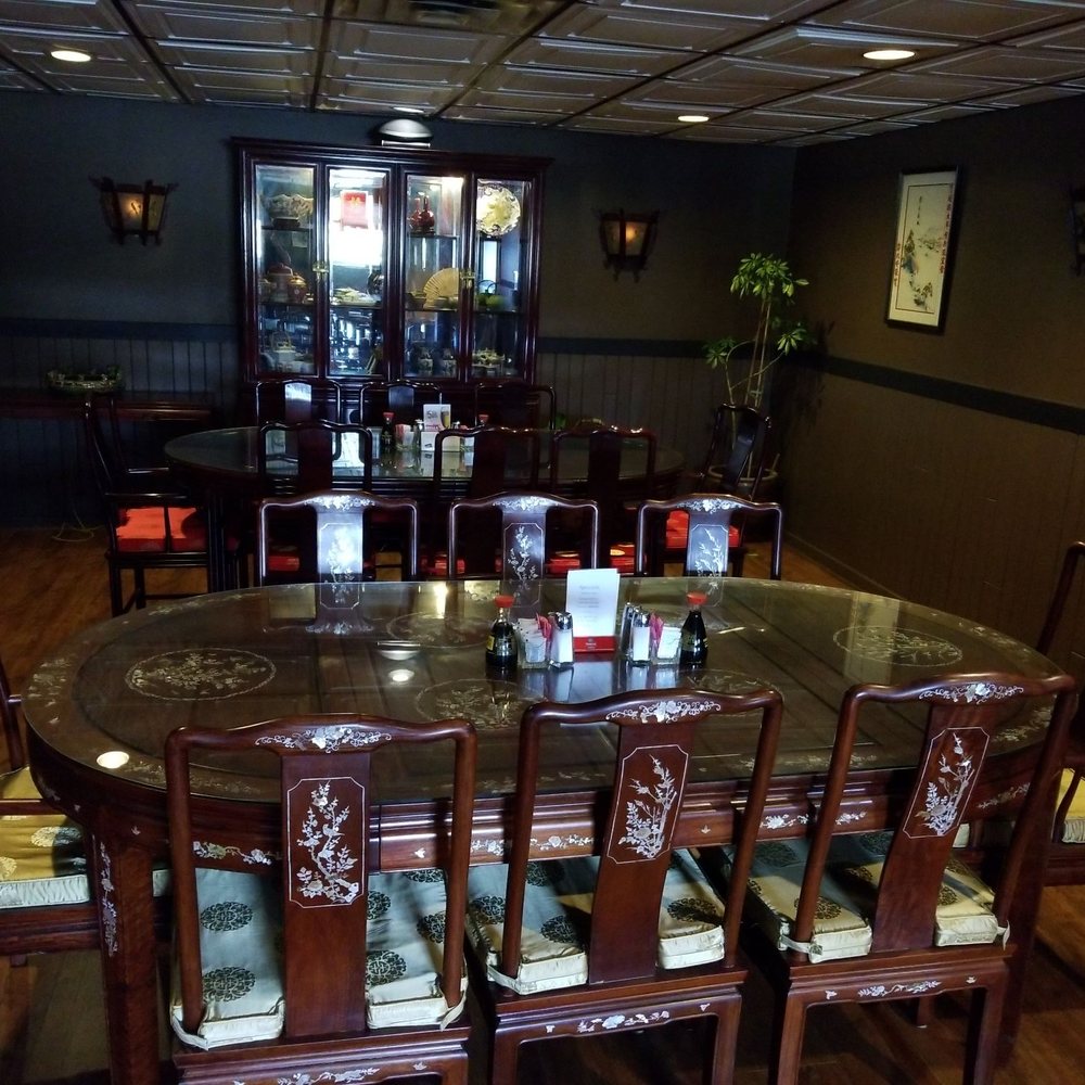 Pagoda - a dinning room with a table and chairs - Chinese Near Me - Lockport, Illinois