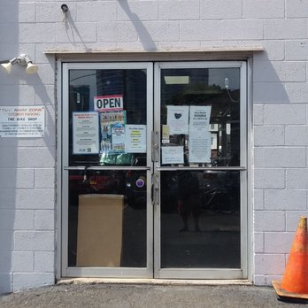 The Bike Shop - service entrance in parking lot - Bikes Near Me - Honolulu, Hawaii