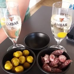 Agustín Rico - Yzaguirre con fuet mini y olivas.