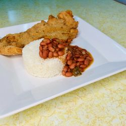 Mofongo y Algo Más - Empanada de pollo con arroz y habichuelas