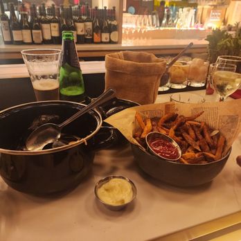 Amelie - Modules and frites - Wine Bars Near Me - Washington, DC, District of Columbia
