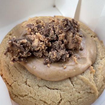 Crumbl - Oak Brook - Bakeries Near Me - Oak Brook Terrace, Illinois