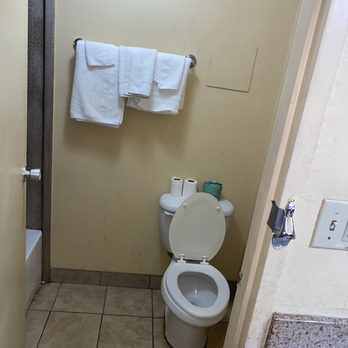 Diamond Inn & Suites - You can see stains on the towels, walls - Hotels Near Me - Richmond, Virginia Diamond Inn & Suites - You can see stains on the towels, walls - Hotels Near Me - Richmond, Virginia