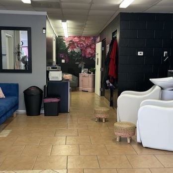 The Primpin' Parlor - Waiting area. - Hair Salons Near Me - Midwest City, Oklahoma The Primpin' Parlor - Waiting area. - Hair Salons Near Me - Midwest City, Oklahoma