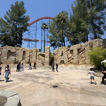Six Flags Magic Mountain - Amusement Parks Near Me - Valencia, California