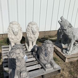 CJs Barn Loft - Need two lions to put out front so your place looks like a police station?