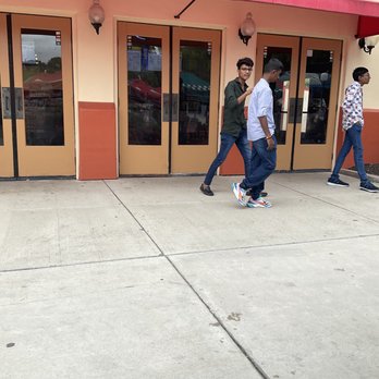 Six Flags Magic Mountain - Nope, not open. Let's eat somewhere we don't really want. - Amusement Parks Near Me - Valencia, California Six Flags Magic Mountain - Nope, not open. Let's eat somewhere we don't really want. - Amusement Parks Near Me - Valencia, California