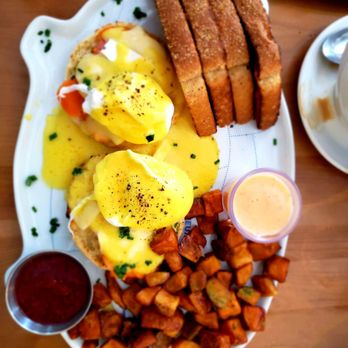 Cochon Dingue - Salmon benny. - Breakfast & Brunch Near Me - Quebec City, Quebec Cochon Dingue - Salmon benny. - Breakfast & Brunch Near Me - Quebec City, Quebec