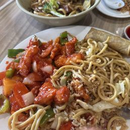 Sweet sour chicken in chicken chow mein, fried rice, lamb, some more chow mein and chicken and then we got some crab raccoon Sweet sour chicken in chicken chow mein, fried rice, lamb, some more chow mein and chicken and then we got some crab raccoon