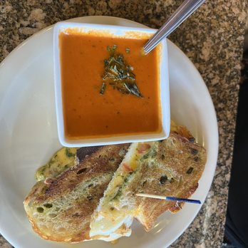 Woodbridge Pub - Tomato soup and grilled cheese - Pubs Near Me - Detroit, Michigan Woodbridge Pub - Tomato soup and grilled cheese - Pubs Near Me - Detroit, Michigan