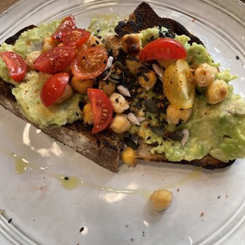 Roast Club Cafe - Avocado toast with tomatoes and chick peas - Cafeteria Near Me - Barcelona, B