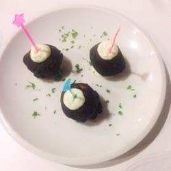 La Pepa - Buñuelos de bacalao en tinta con piñones