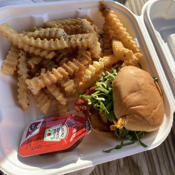 Al's Burger Shack - Sean's bacon cheeseburger with crinkle fries - Burgers Near Me - Chapel Hill, North Carolina