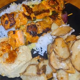 Salmon with hummus, rice and garlic potatoes Salmon with hummus, rice and garlic potatoes