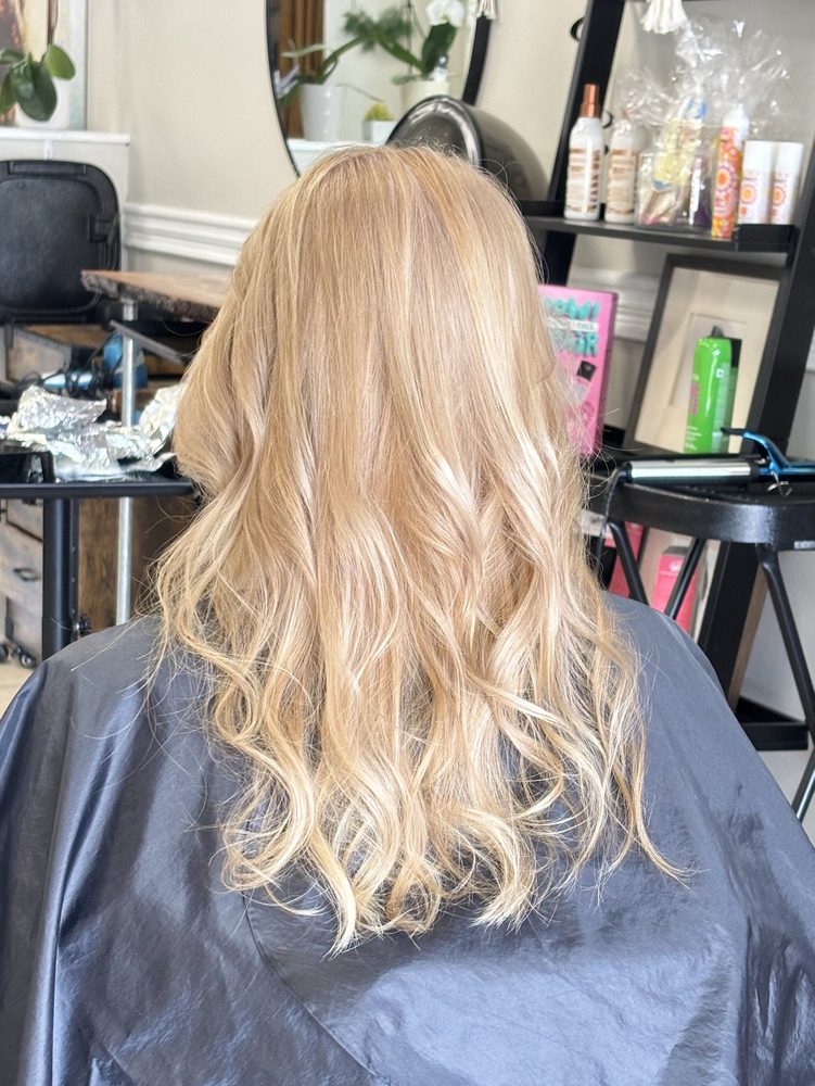 HairQuarters Salon Logo