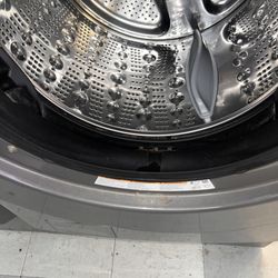 Breeze Laundry - Mildew in the rubber from the lack of cleaning and maintenance. It stank, didn't wash my clothes in this.