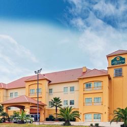 La Quinta by Wyndham Alvin - Exterior view
